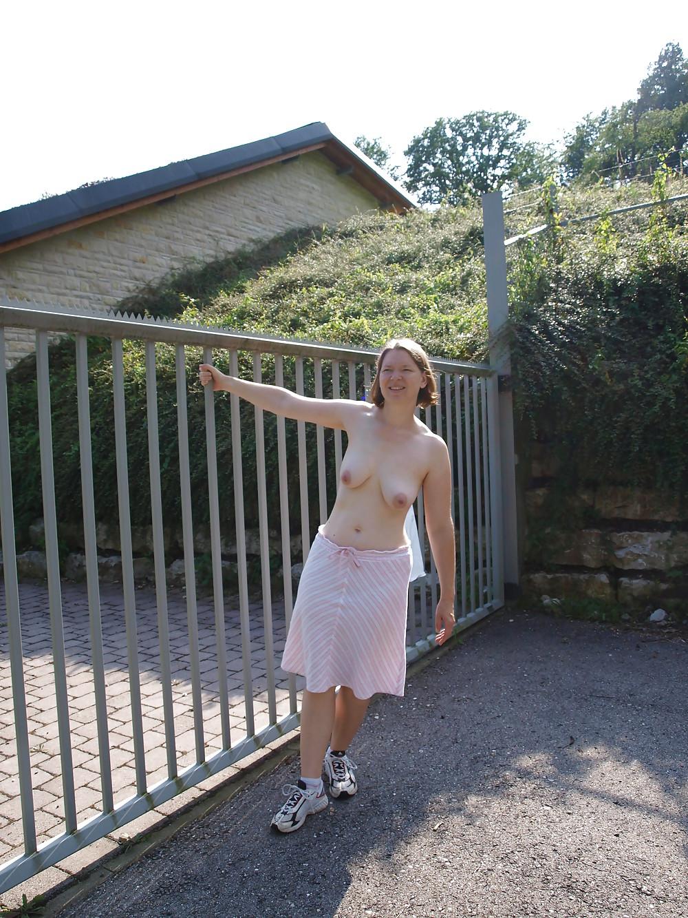 25P German Housewife