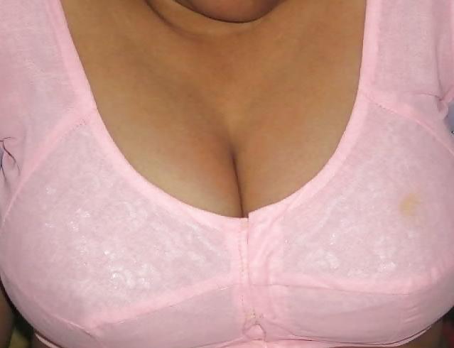 25P Indian Sexy Aunty