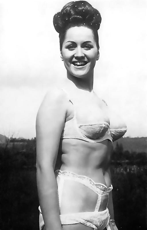 14P Awesome Retro Babes 03