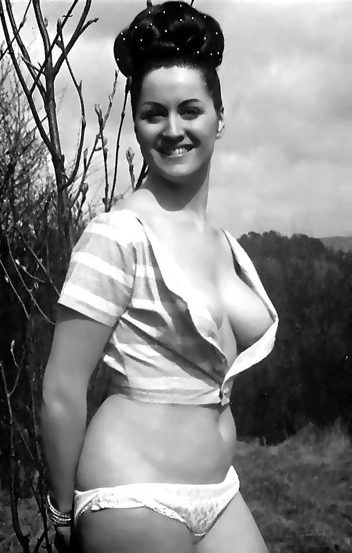 14P Awesome Retro Babes 03