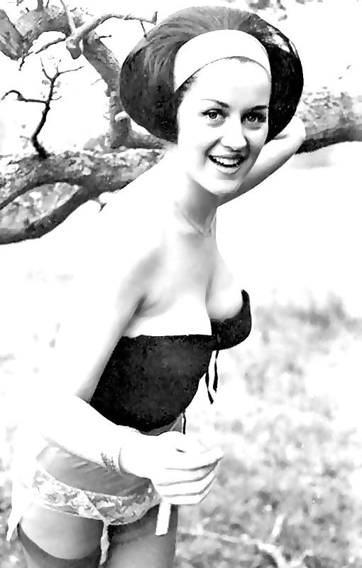14P Awesome Retro Babes 03