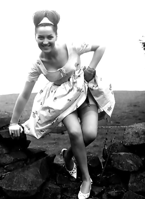 14P Awesome Retro Babes 03