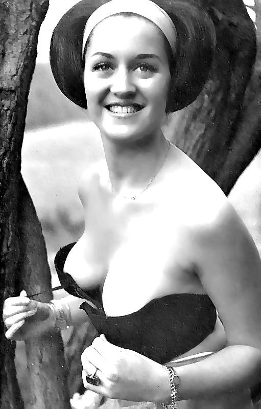 14P Awesome Retro Babes 03