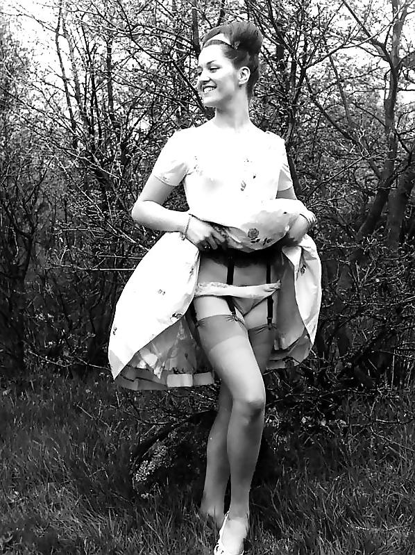 14P Awesome Retro Babes 03