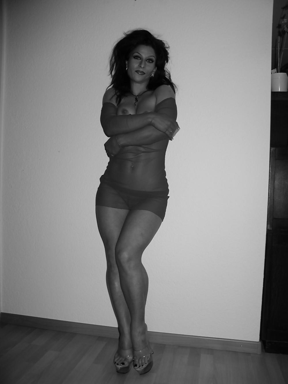 25P Yasmeen married whore on display
