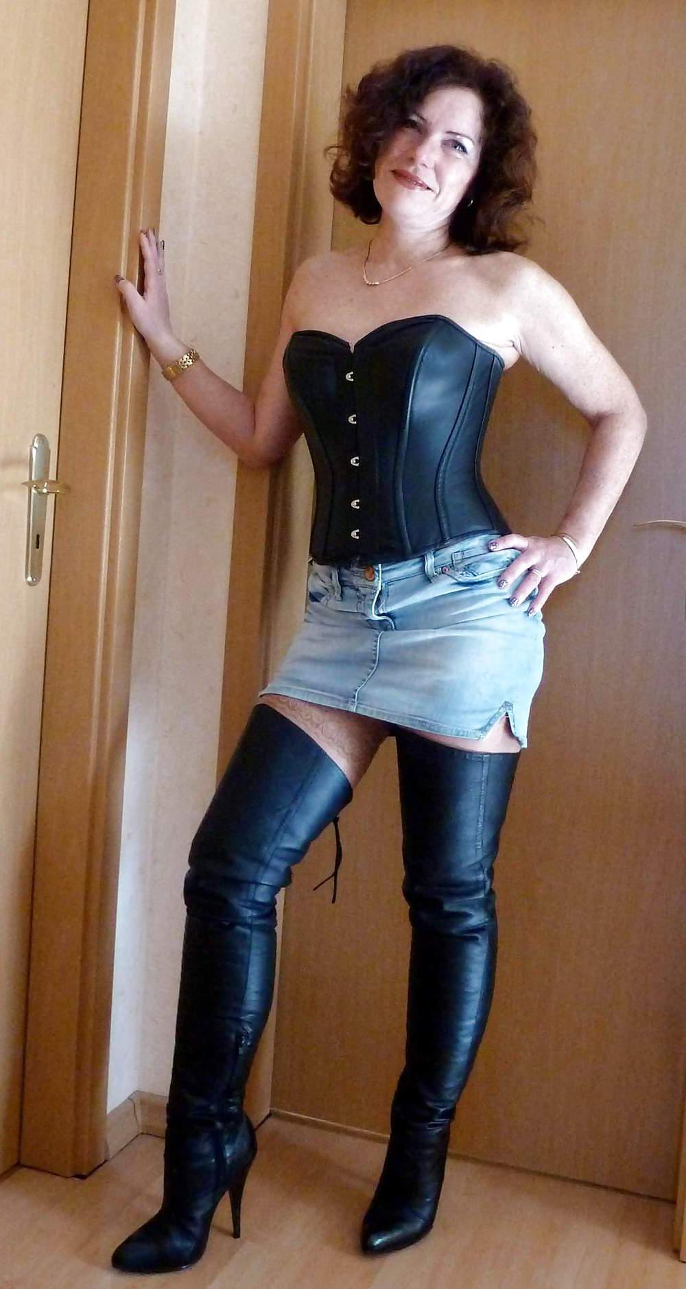 25P Hot MATURES & MILFS In BOOTS...(5)