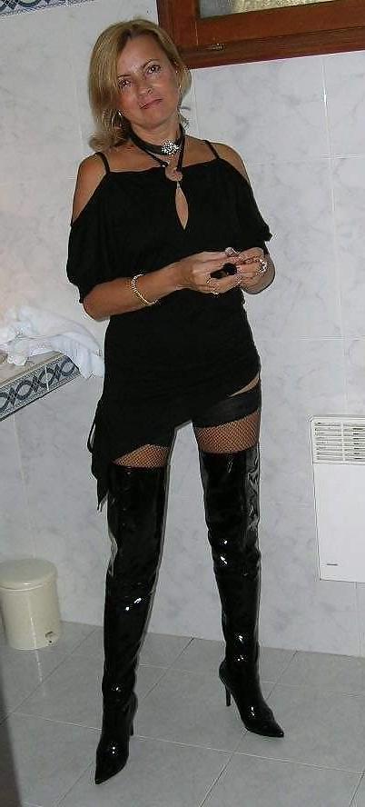 25P Hot MATURES & MILFS In BOOTS...(4)