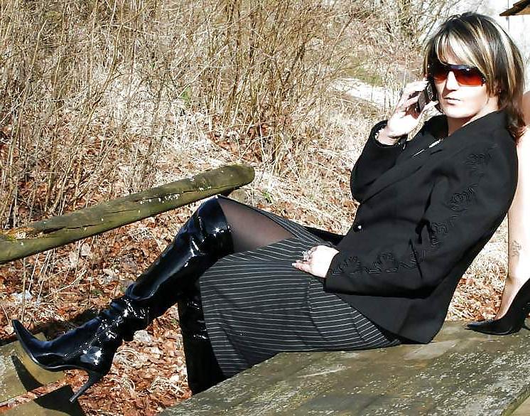 25P Hot MATURES & MILFS In BOOTS...(6)