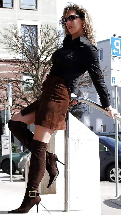 25P Hot MATURES & MILFS In BOOTS...(6)