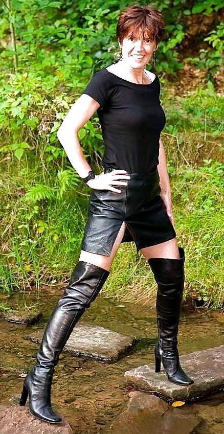 25P Hot MATURES & MILFS In BOOTS...(6)