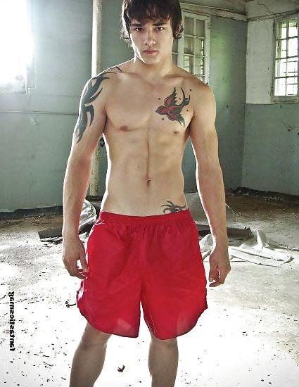 25P What your new gay college roommate should look like