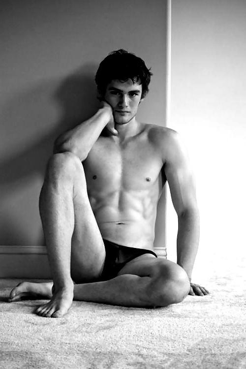 25P What your new gay college roommate should look like