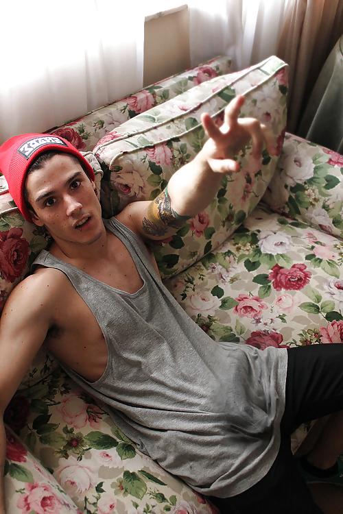 25P What your new gay college roommate should look like