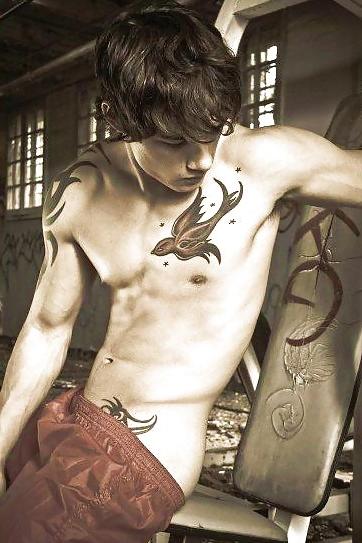 25P What your new gay college roommate should look like