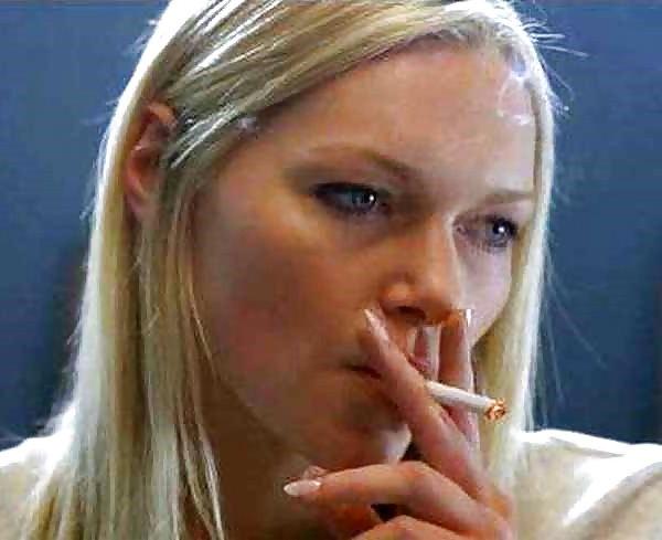 25P Laura Prepon Smoking
