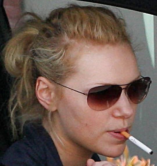 25P Laura Prepon Smoking