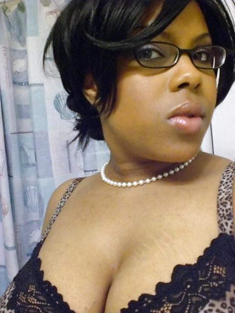 21P Big Tit Ebony Poser