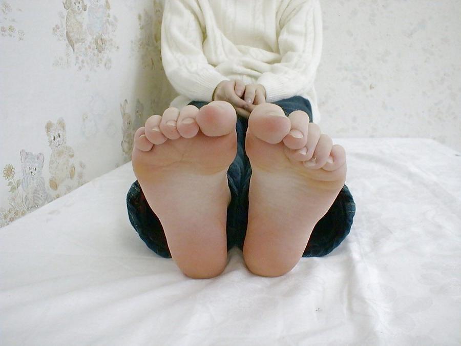 25P Friend's feet