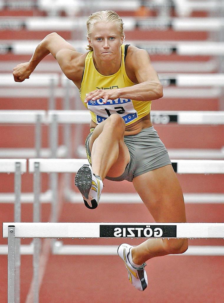 10P Sport girls  with their cameltoes hanging out