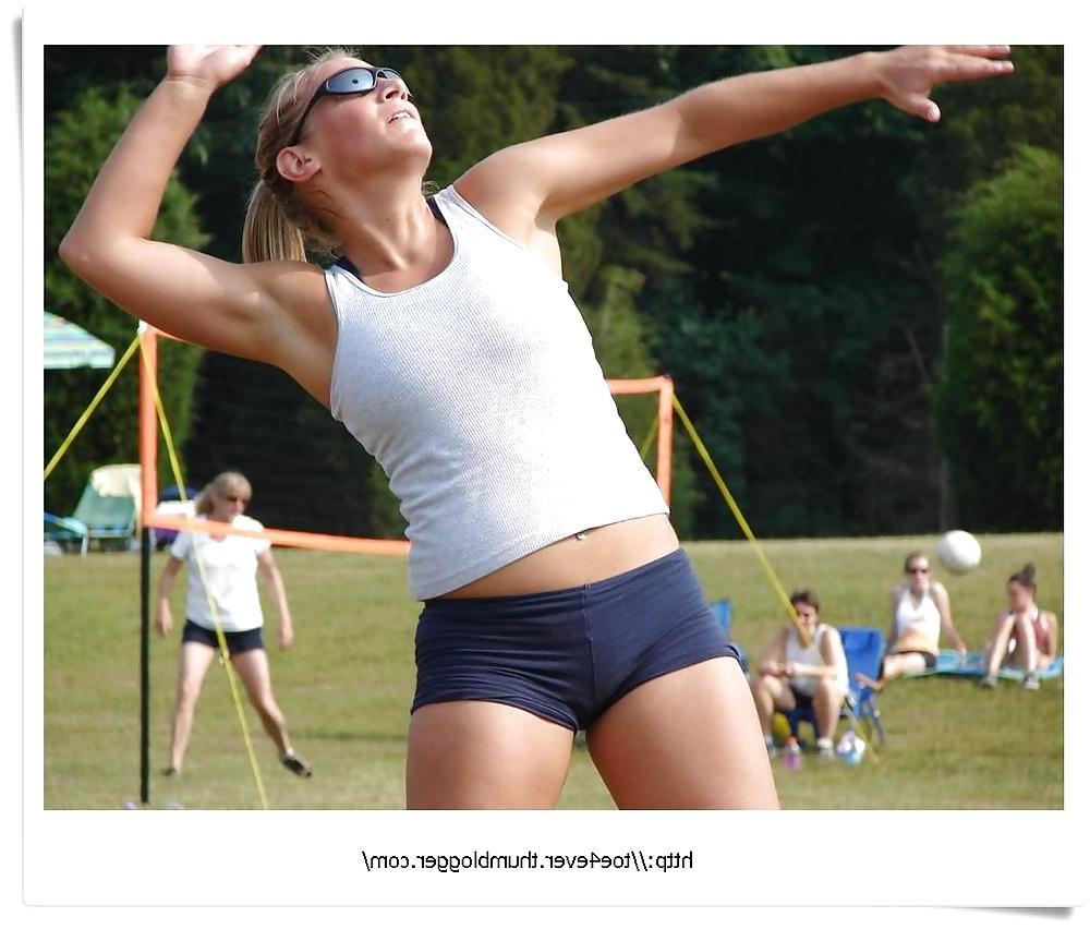 10P Sport girls  with their cameltoes hanging out