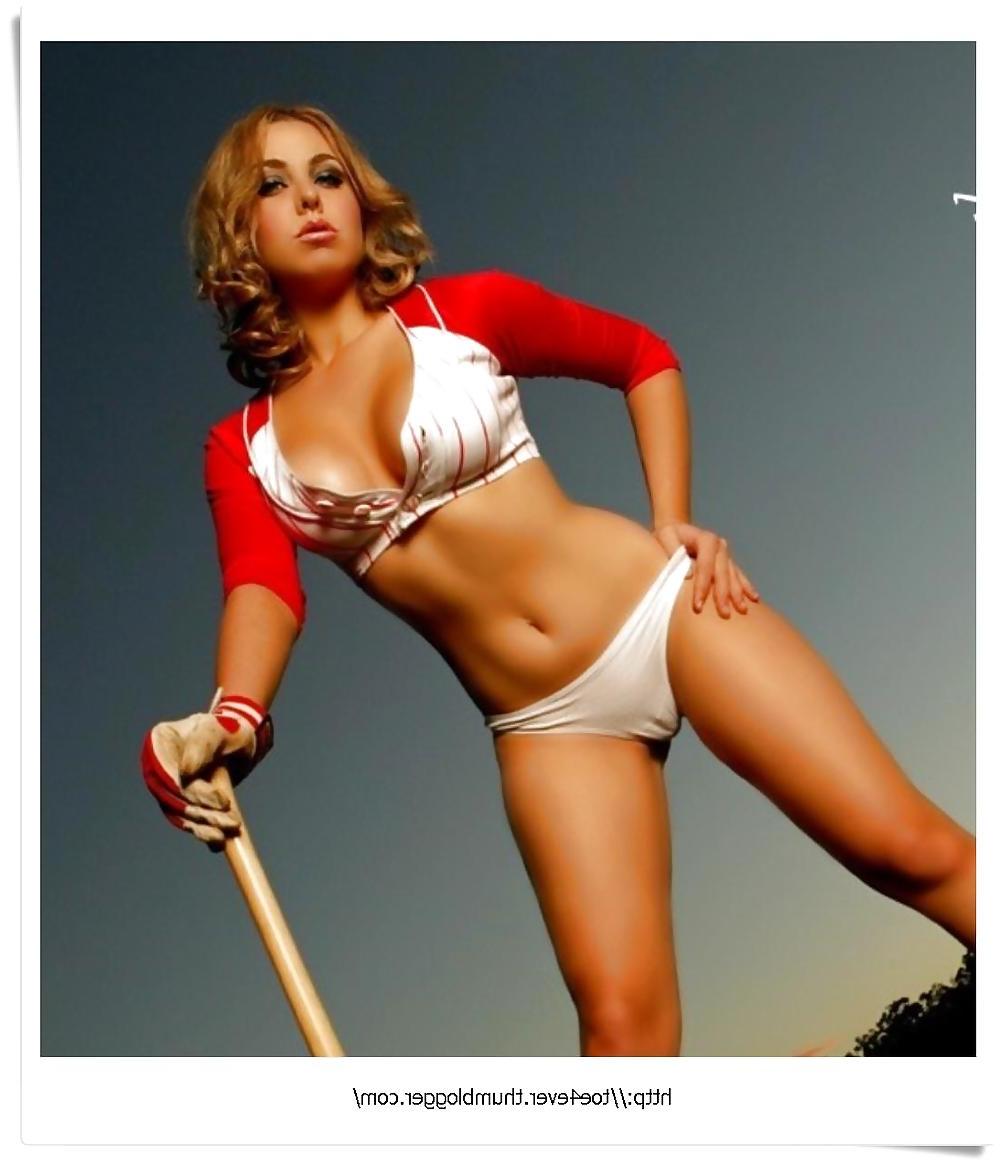10P Sport girls  with their cameltoes hanging out