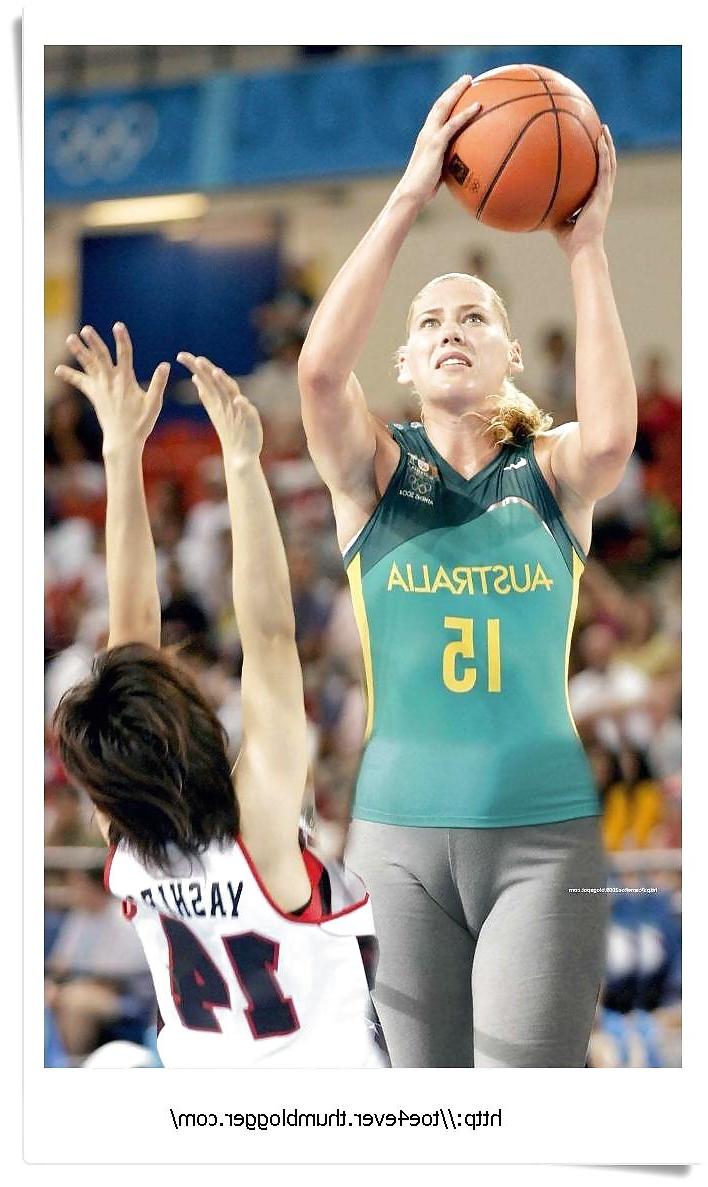10P Sport girls  with their cameltoes hanging out