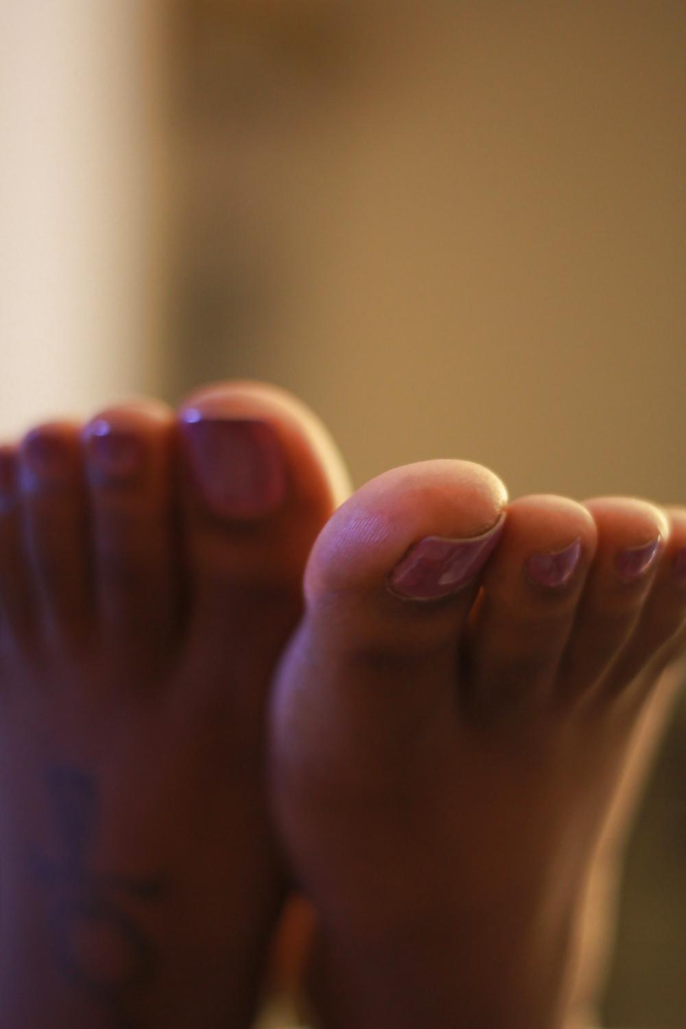 25P Ebony's feet