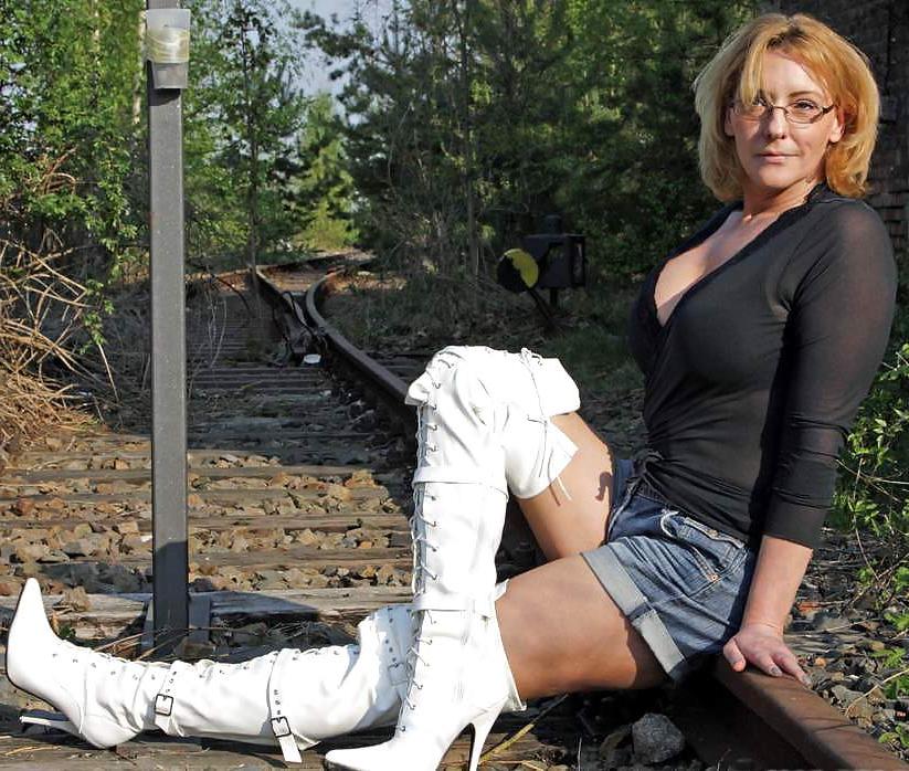 25P Hot MATURES & MILFS In BOOTS...(3)