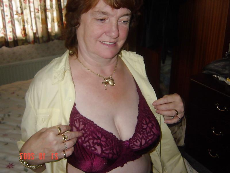24P Big boobs mature women in bras!