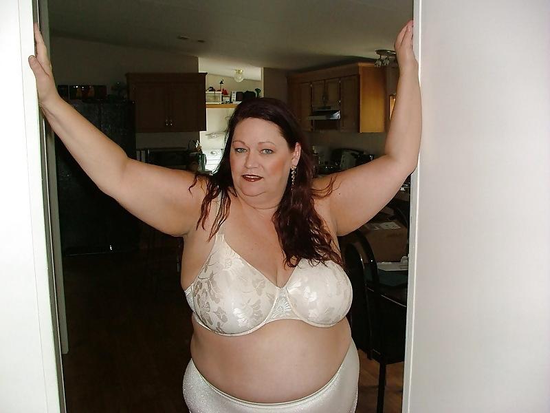 24P Big boobs mature women in bras!