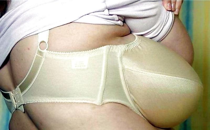 24P Big boobs mature women in bras!