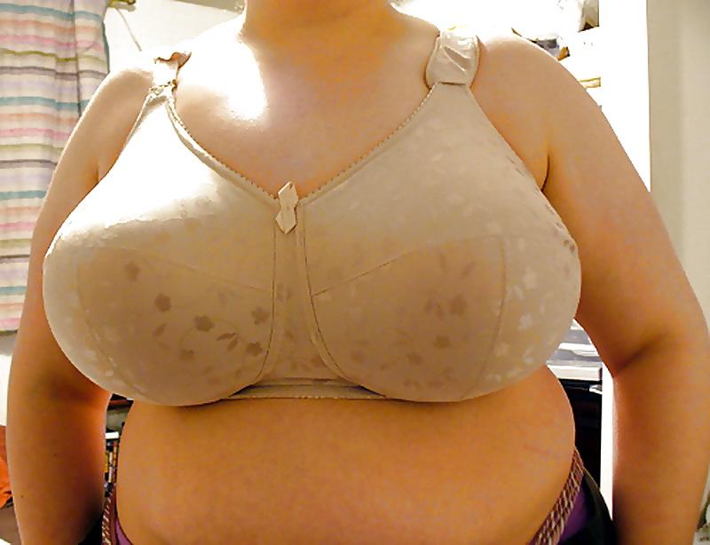 24P Big boobs mature women in bras!