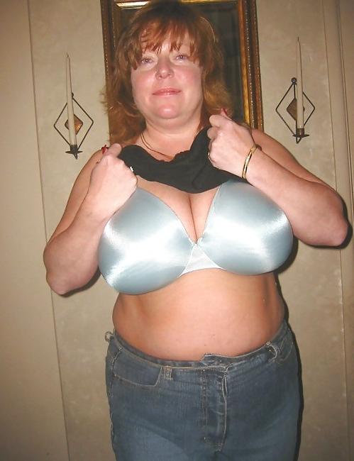 24P Big boobs mature women in bras!