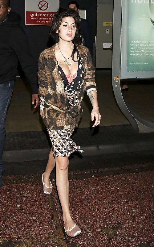 25P Winehouse Boobs 03
