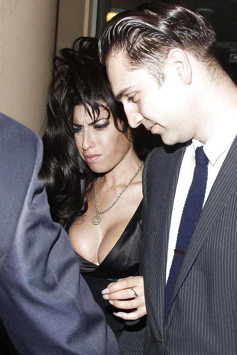 25P Winehouse Boobs 03