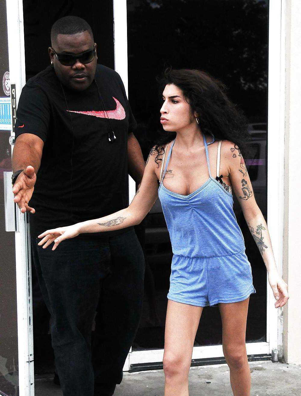 25P Winehouse Boobs 03