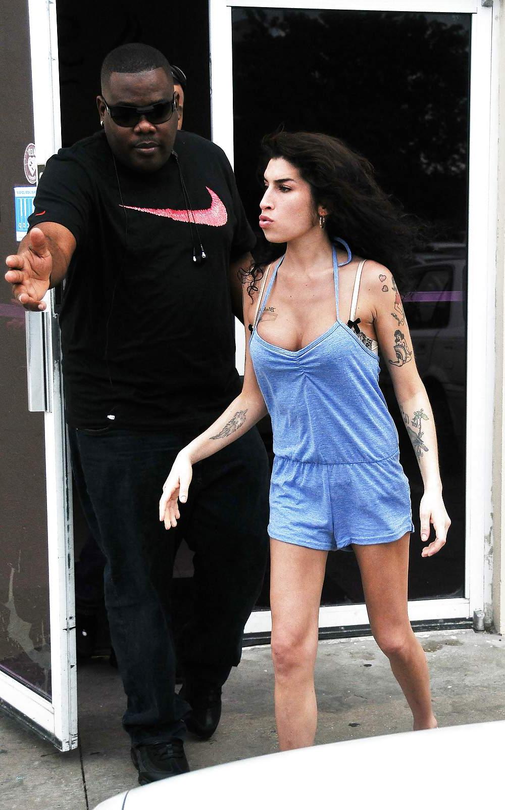 25P Winehouse Boobs 03