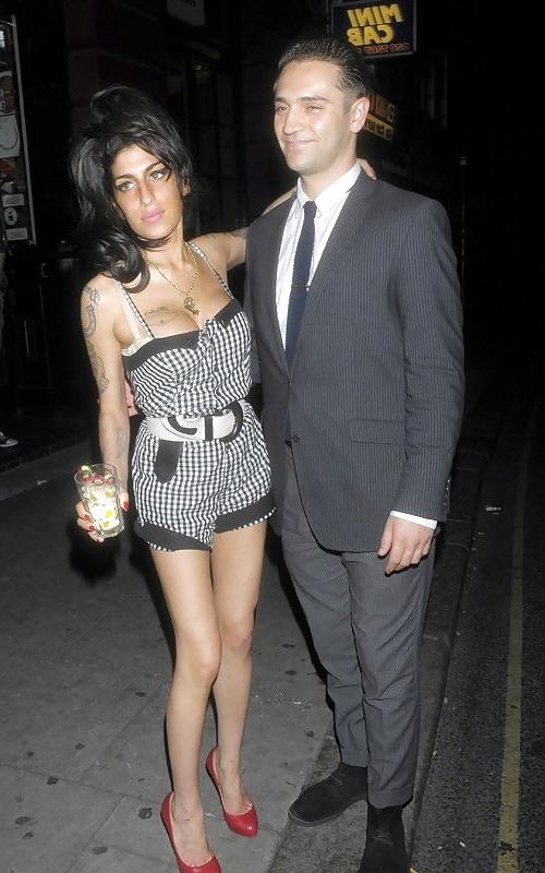 25P Winehouse Boobs 03