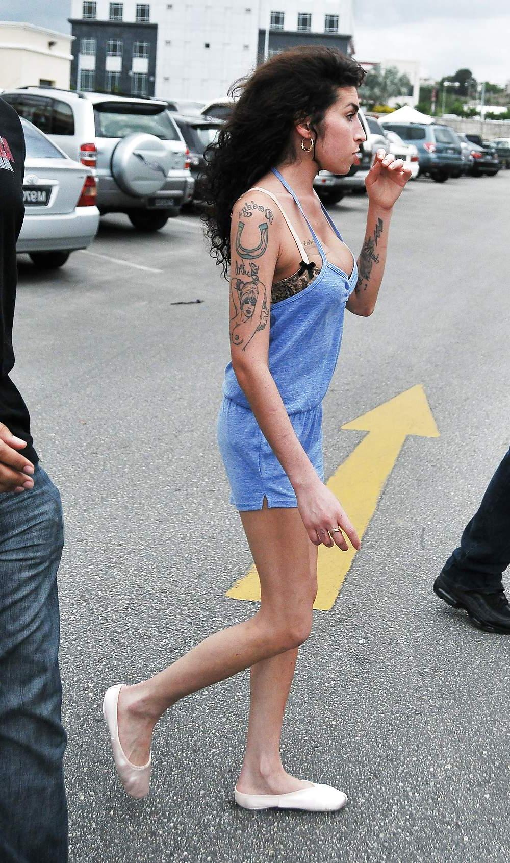 25P Winehouse Boobs 03