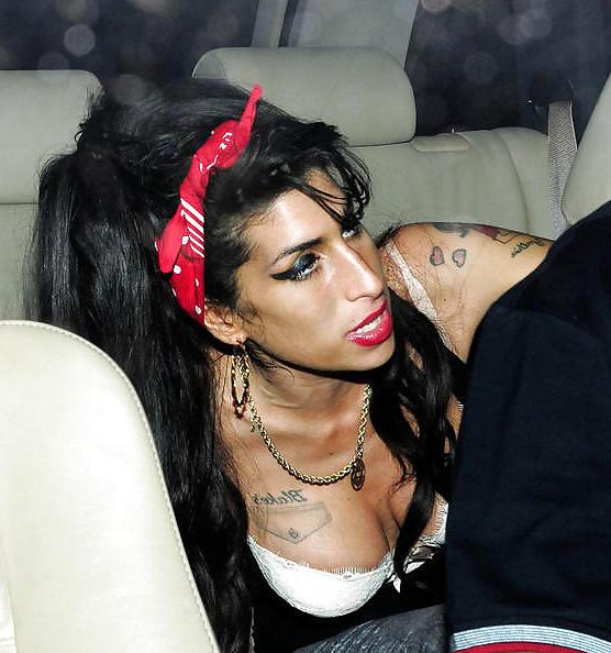 25P Winehouse Boobs 03