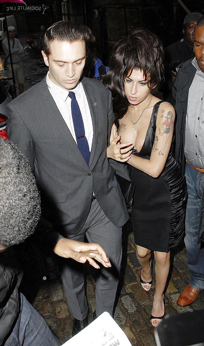 25P Winehouse Boobs 03