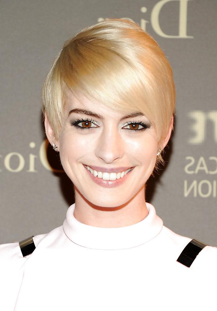 25P Smoking hot Anne Hathaway