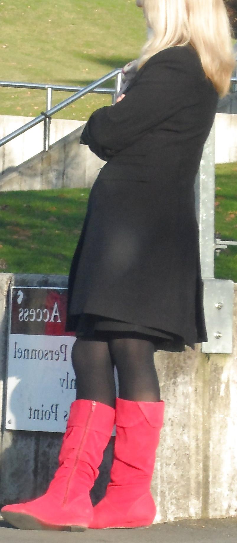 25P Voyeur Red Boots Milf