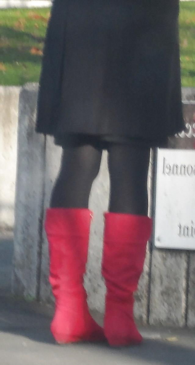 25P Voyeur Red Boots Milf