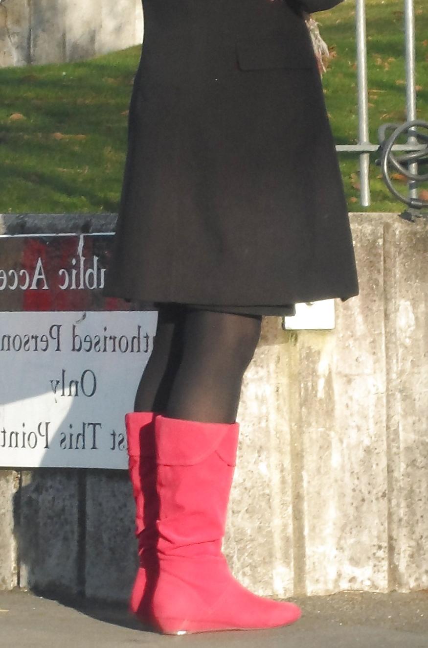25P Voyeur Red Boots Milf