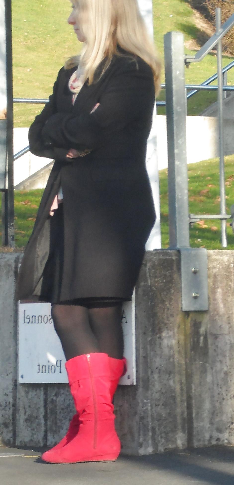 25P Voyeur Red Boots Milf