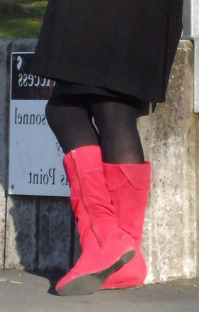 25P Voyeur Red Boots Milf