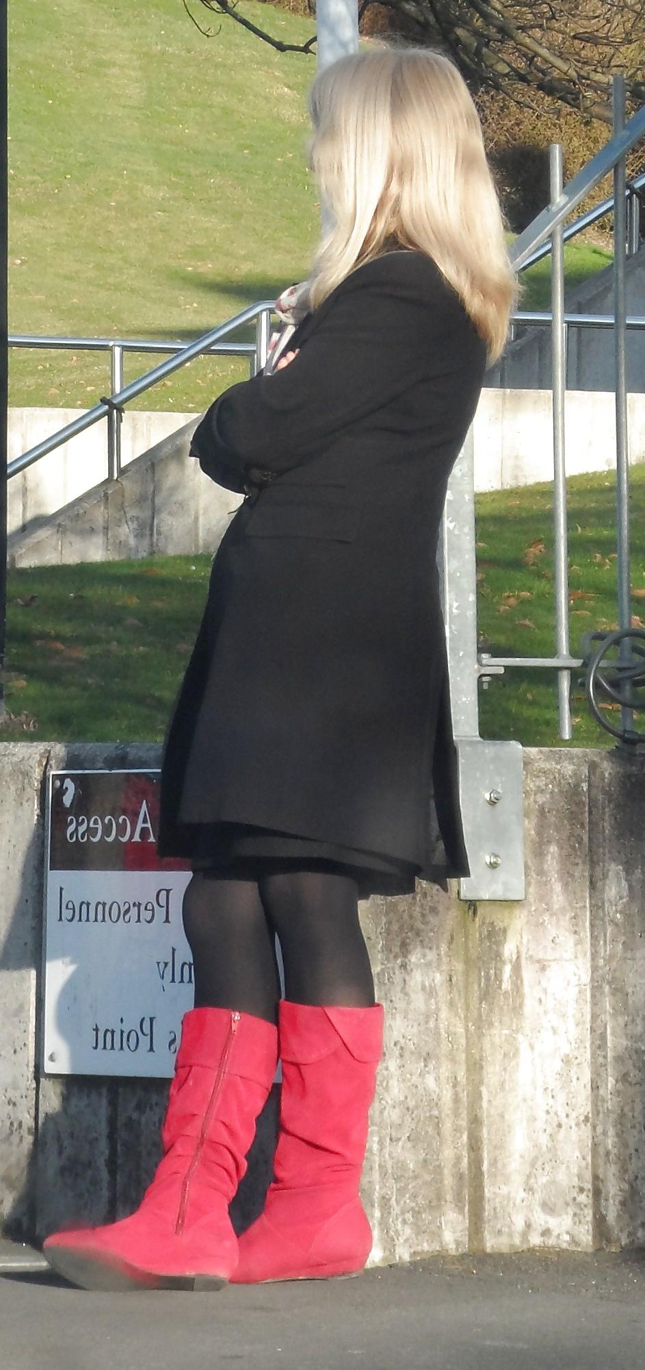 25P Voyeur Red Boots Milf