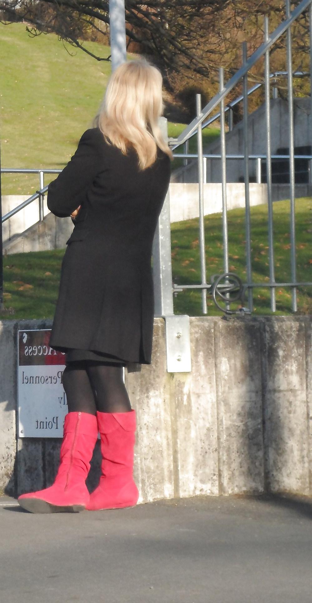 25P Voyeur Red Boots Milf
