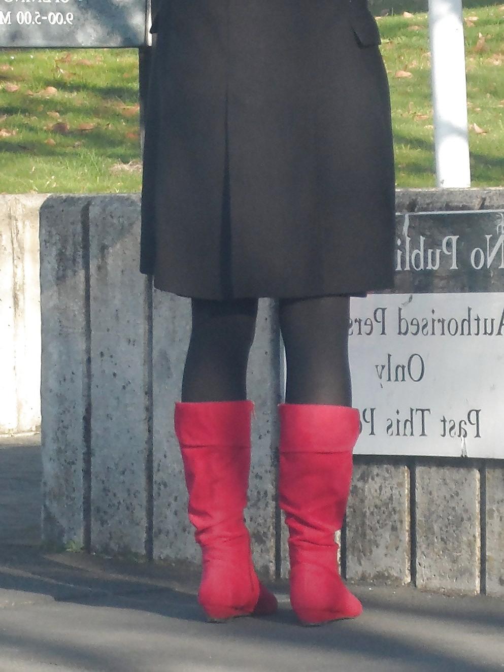 25P Voyeur Red Boots Milf